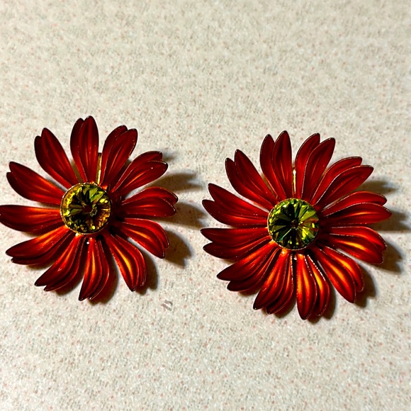 Vintage metal burnt orange mum clip on earrings rhinestone center (457) - Picture 1 of 4